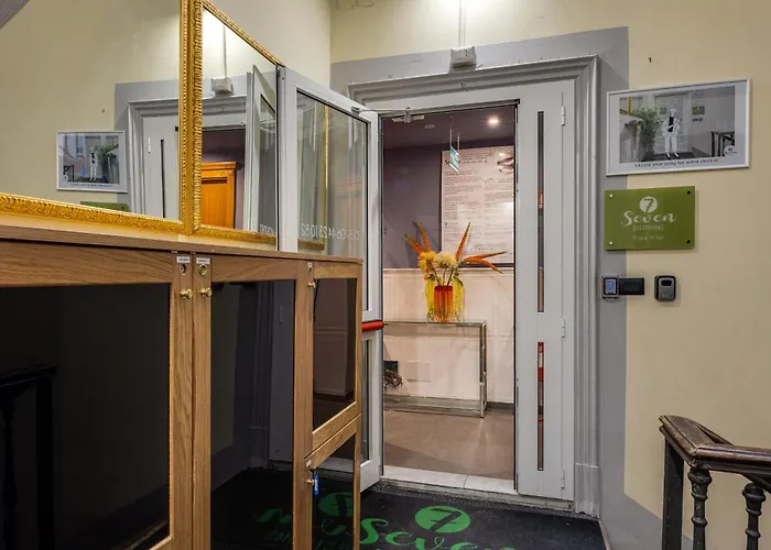 בית הארחה Seven 4*